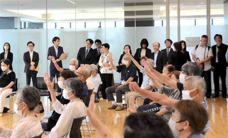 「杉並台ふれあいサロン」の活動を視察した健康長寿プロジェクトのメンバー＝18日、菊陽町