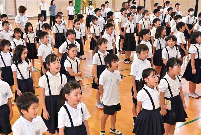 終業式で校歌を歌う児童たち＝19日午前、熊本市西区の高橋小（上杉勇太）