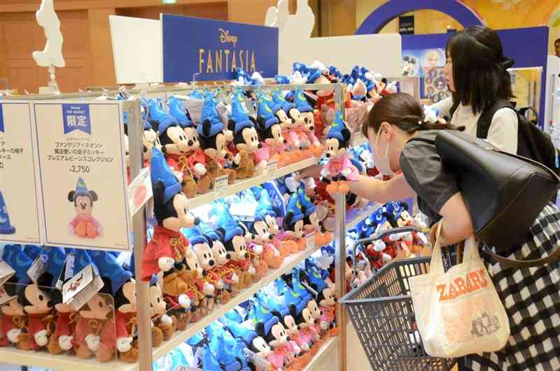 鶴屋百貨店で始まった「Disney　THE　MARKET」でイベント限定のぬいぐるみを選ぶ来場客＝19日、熊本市中央区