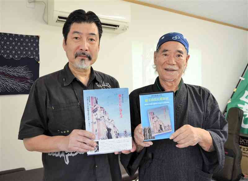 詩集「浦上の丘に登れば」作者の濱田龍郎さん（右）と、DVD化や朗読コンサートを企画した髙杉稔さん＝17日、益城町