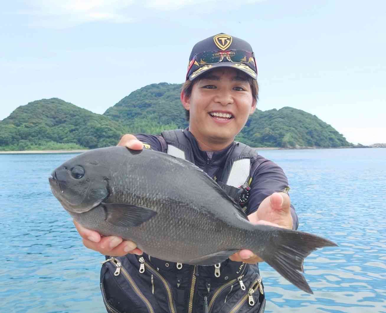 良型の尾長グレを揚げた西田大誠さん＝天草市牛深町のガン瀬