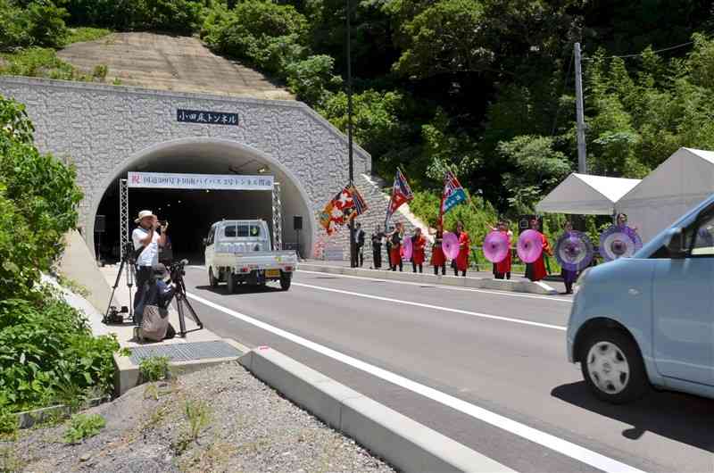 小田床トンネルの開通式後、「通り初め」をする関係者ら＝20日、天草市