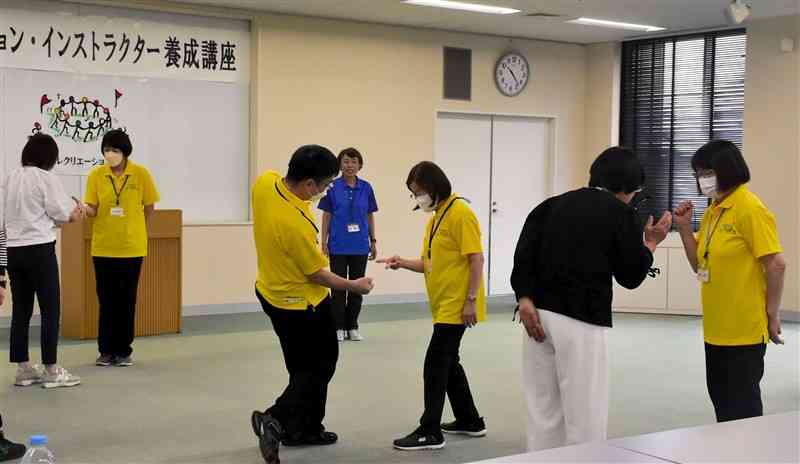 じゃんけんを使ったゲームを楽しむ講座の受講生ら＝20日、熊本市中央区