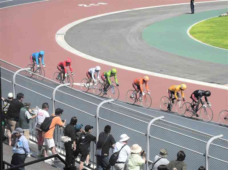 熊本地震から復興、8年ぶりバンクに歓声 熊本競輪場でレース再開