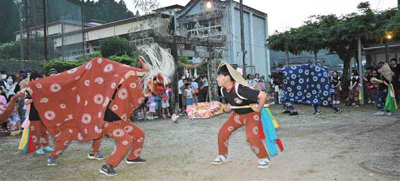 市原祇園社の例祭で獅子舞を奉納する子どもたち＝22日、南小国町