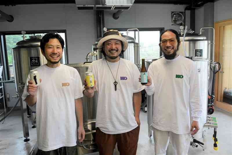 クラフトビールの醸造所をオープンさせた左から前田一徳さん、一閣さん、一暢さん＝7月14日、芦北町
