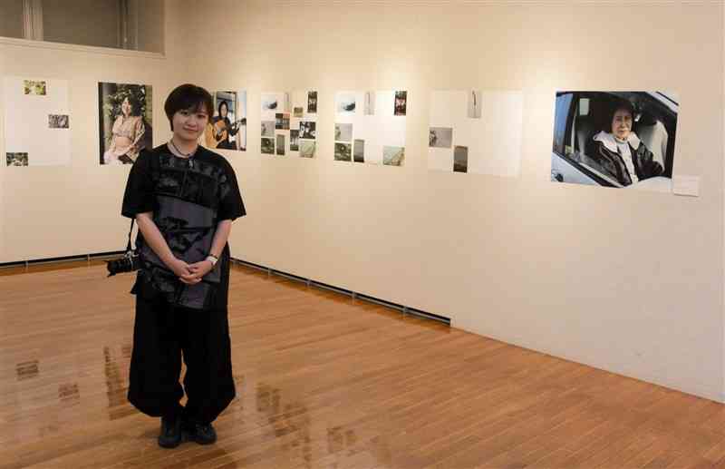 自らの認知プロセスをテーマにした写真展を開いた秋田公立美術大大学院の劉孟琛さん＝23日、熊本市中央区