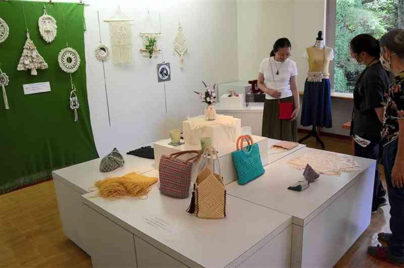 「マクラメ」のタペストリーやバッグが並んだ西山富美子さんの個展会場＝23日、熊本市中央区