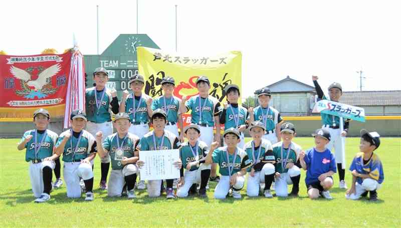 熊日城南地区学童軟式野球大会で優勝したJKAスラッガーズ＝八代市民球場