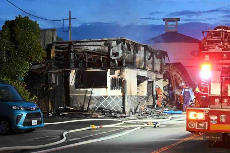 店舗兼住宅を全焼し、焼け跡から2人の遺体が発見された火災現場＝24日午前5時ごろ、熊本市東区