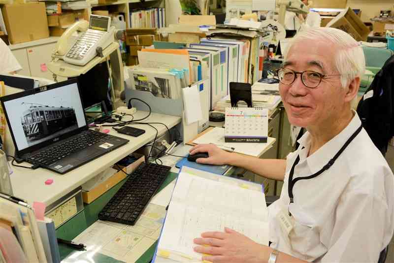 熊本市交通局の再任用職員として、100周年記念誌の編集を担当している細井敏幸さん＝７月18日、熊本市中央区