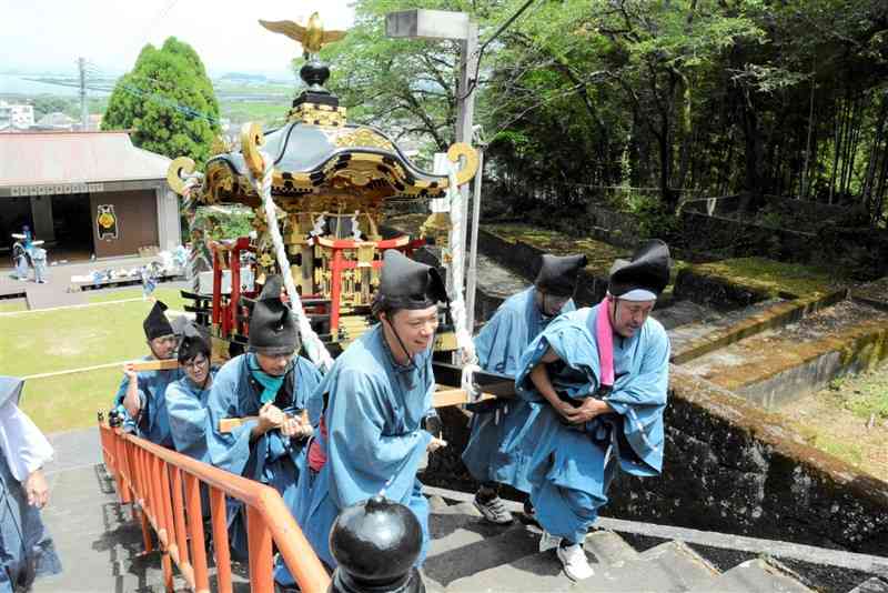 みこしを担ぎ、日奈久温泉神社の参道を上る「丑の湯祭り」の参加者＝24日、八代市