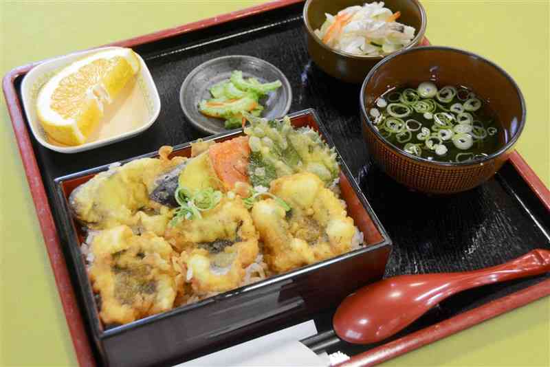 かねやまうどんが提供する「鱧天丼定食」＝7月24日、津奈木町