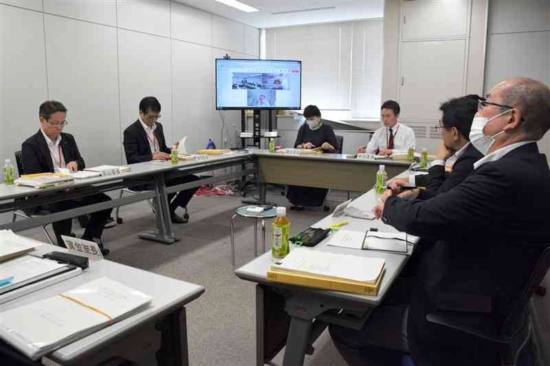 初めて公開された熊本地方最低賃金審議会の専門部会＝24日、熊本市西区