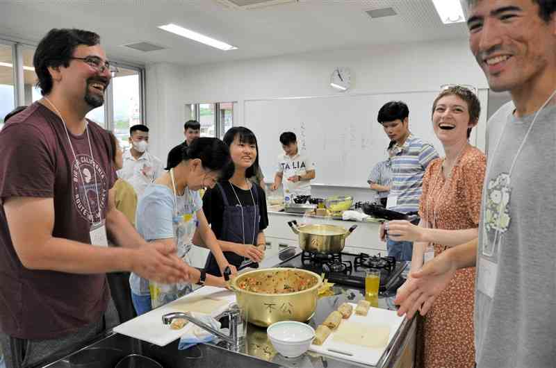 おしゃべりを楽しみながら料理を作る「うきにほんごカフェ」の参加者ら＝21日、宇城市