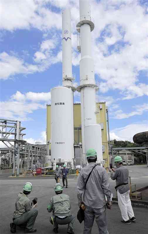 空気から酸素と窒素を分けて取り出す装置を見学する参加者＝７月19日、大牟田市