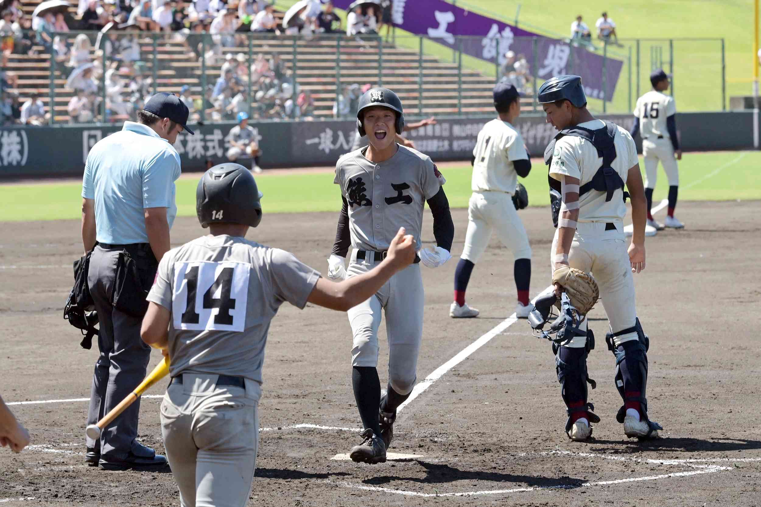 【国府－熊本工】3回表、熊本工1死二塁。中越え三塁打で二走吉岡が生還し2－0とする＝リブワーク藤崎台（谷川剛）