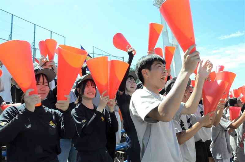 スタンドから声援を送る熊本工の野球部員や生徒ら＝25日、熊本市中央区