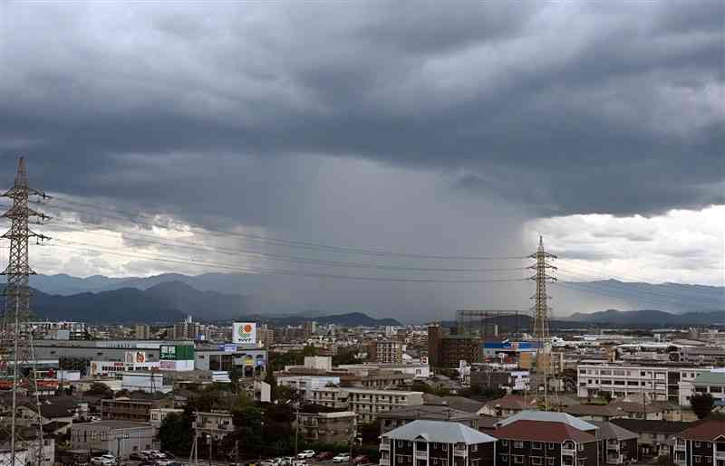 熊本市中央区世安から東方向に見えた「雨柱」＝25日午後2時45分ごろ（横井誠）