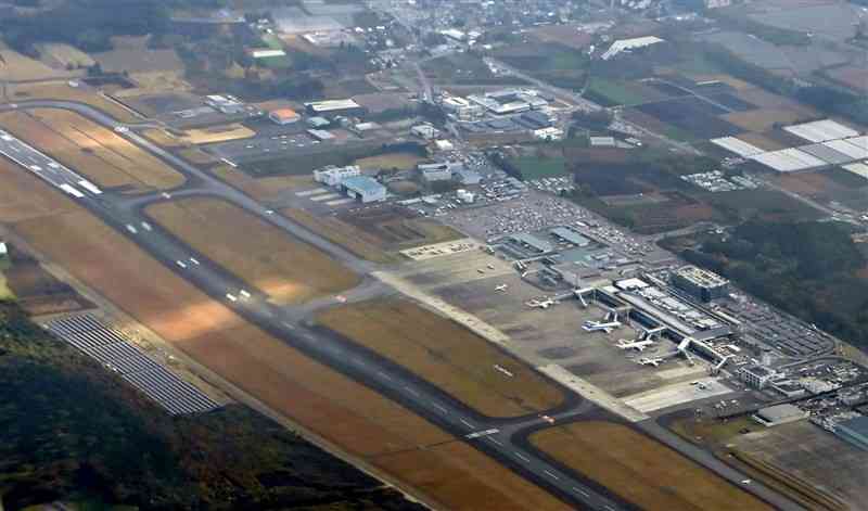 8月中にも「特定利用空港・港湾」に選定される熊本空港一帯＝2023年11月（小野宏明）