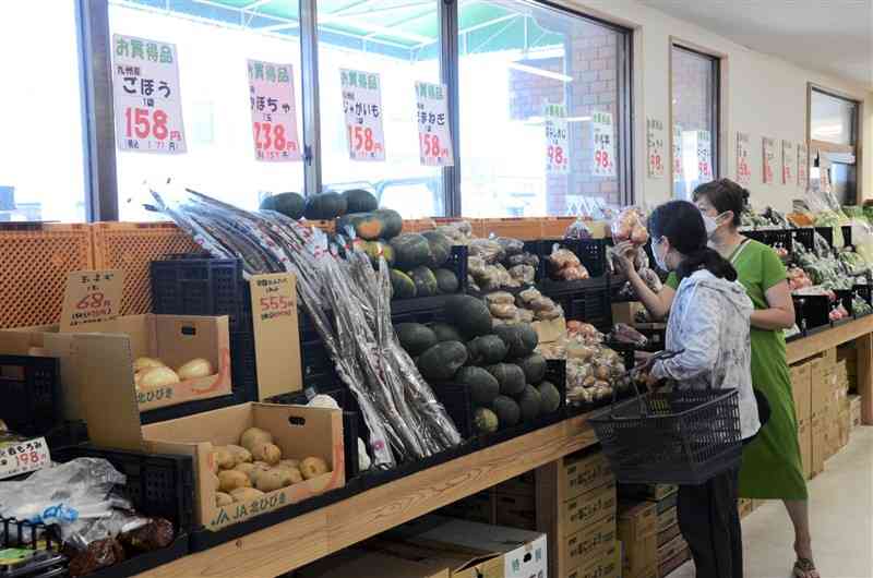 食料品などの値上がりを実感する中、地域の激安店は消費者の強い味方だ