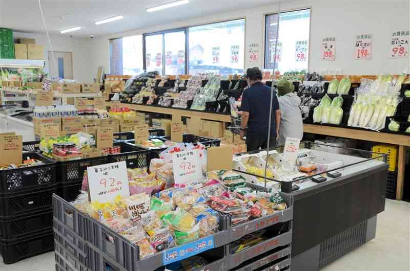 口コミで〝激安スーパー〟として知られるようになった田中八商店の店内＝熊本市西区松尾