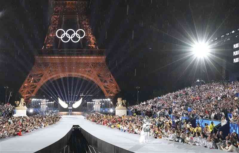 トロカデロ庭園で行われたパリ五輪の開会式＝26日、パリ（代表撮影・共同）