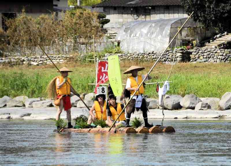 仮装していかだをこぐ参加者たち＝７月27日、相良村