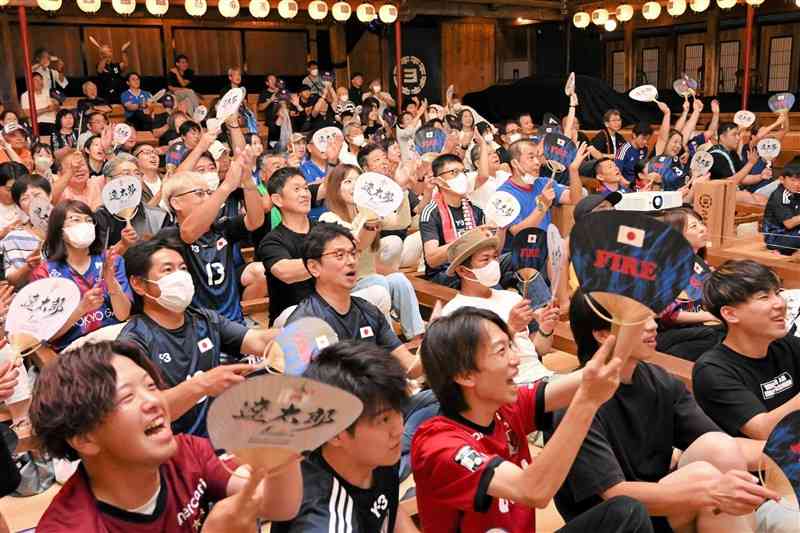 八千代座であったパブリックビューイングでサッカー男子日本を応援する観客＝28日、山鹿市