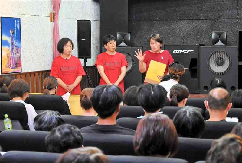 来場者に映画を紹介する木田増美さん（右）ら上映実行委員会のメンバー＝７月26日、小国町