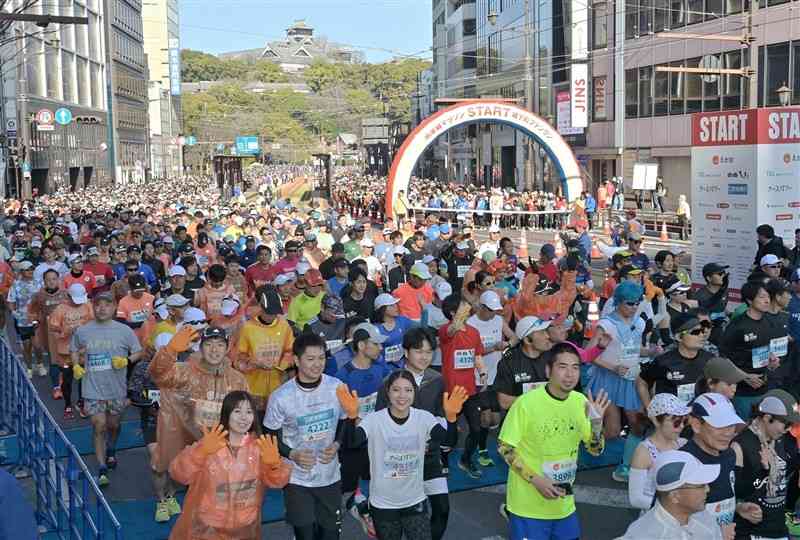 今年2月の熊本城マラソンでスタートする市民ランナーたち。「くまもとアプリ」内でポイントと交換できる特典として、来年の大会の出走権を熊本市は用意する