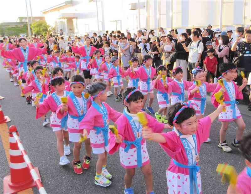 元気よくハイヤ踊りを披露する子どもたち＝７月27日、天草市