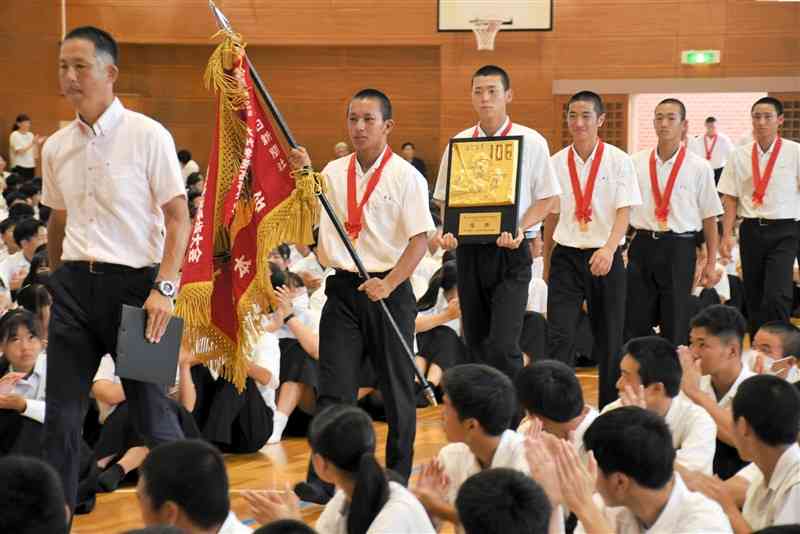 壮行会で在校生から拍手で迎えられる熊本工の選手ら＝30日、熊本市