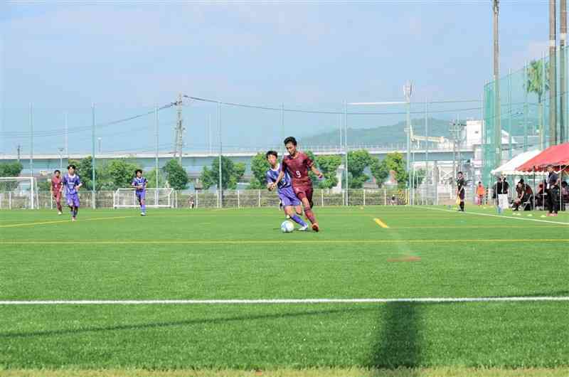 7月1日にオープンした本渡運動公園多目的広場であった熊本県中学校総合体育大会のサッカー決勝。広場を拠点にスポーツコミッションの活動推進を目指す＝7月22日、天草市