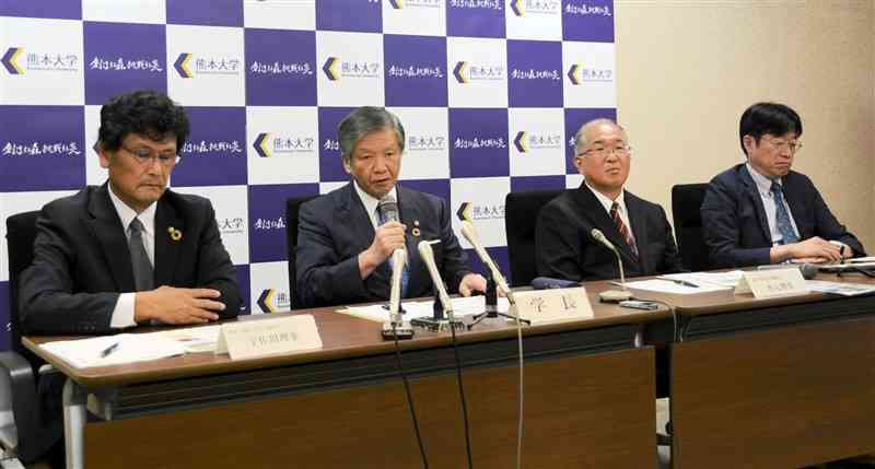 2026年度に設置予定の「共創学環」について説明する小川久雄学長（左から2人目）ら＝30日、熊本市中央区