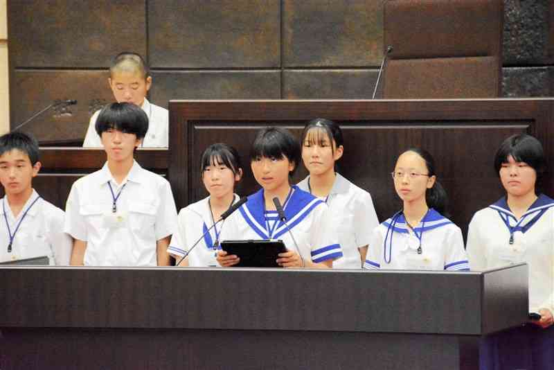 「子ども議会」で、学校づくりに関するアイデアを発表する中学生たち＝31日、熊本市中央区