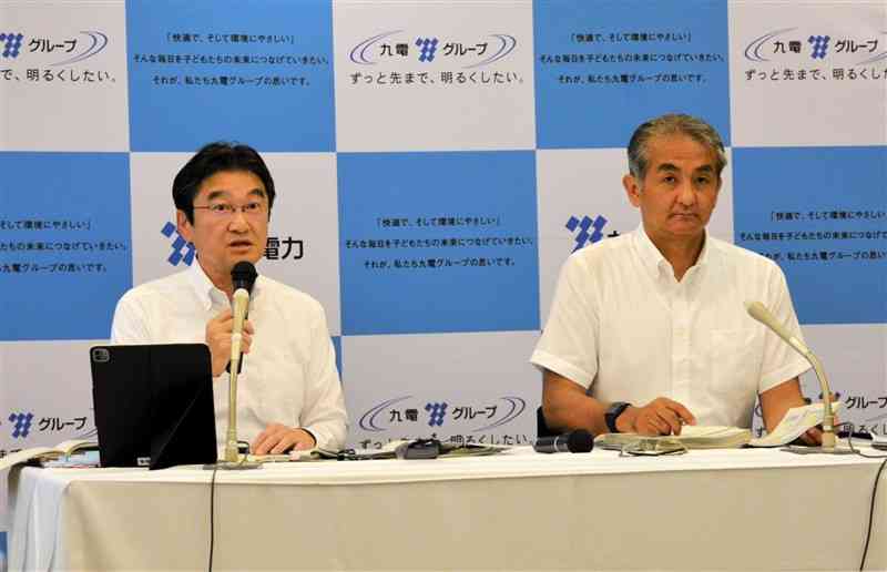 2024年4～6月期連結決算について説明する九州電力の中野隆取締役（左）ら＝31日、福岡市