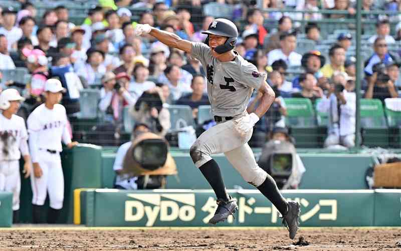 【熊本工－広陵】5回裏、熊本工2死三塁。山本の中前打で、三走濱口がガッツポーズで生還＝甲子園（上杉勇太）