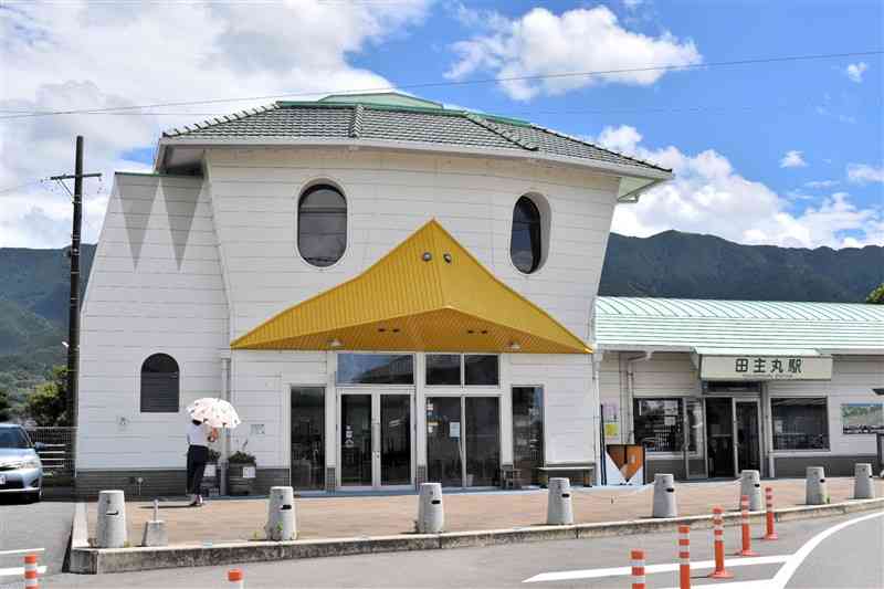 カッパの顔がデザインされた田主丸駅の駅舎。待合室には「かっぱめぐりマップ」（無料）が置かれ、マップを頼りに町のカッパめぐりが楽しめる＝久留米市田主丸町