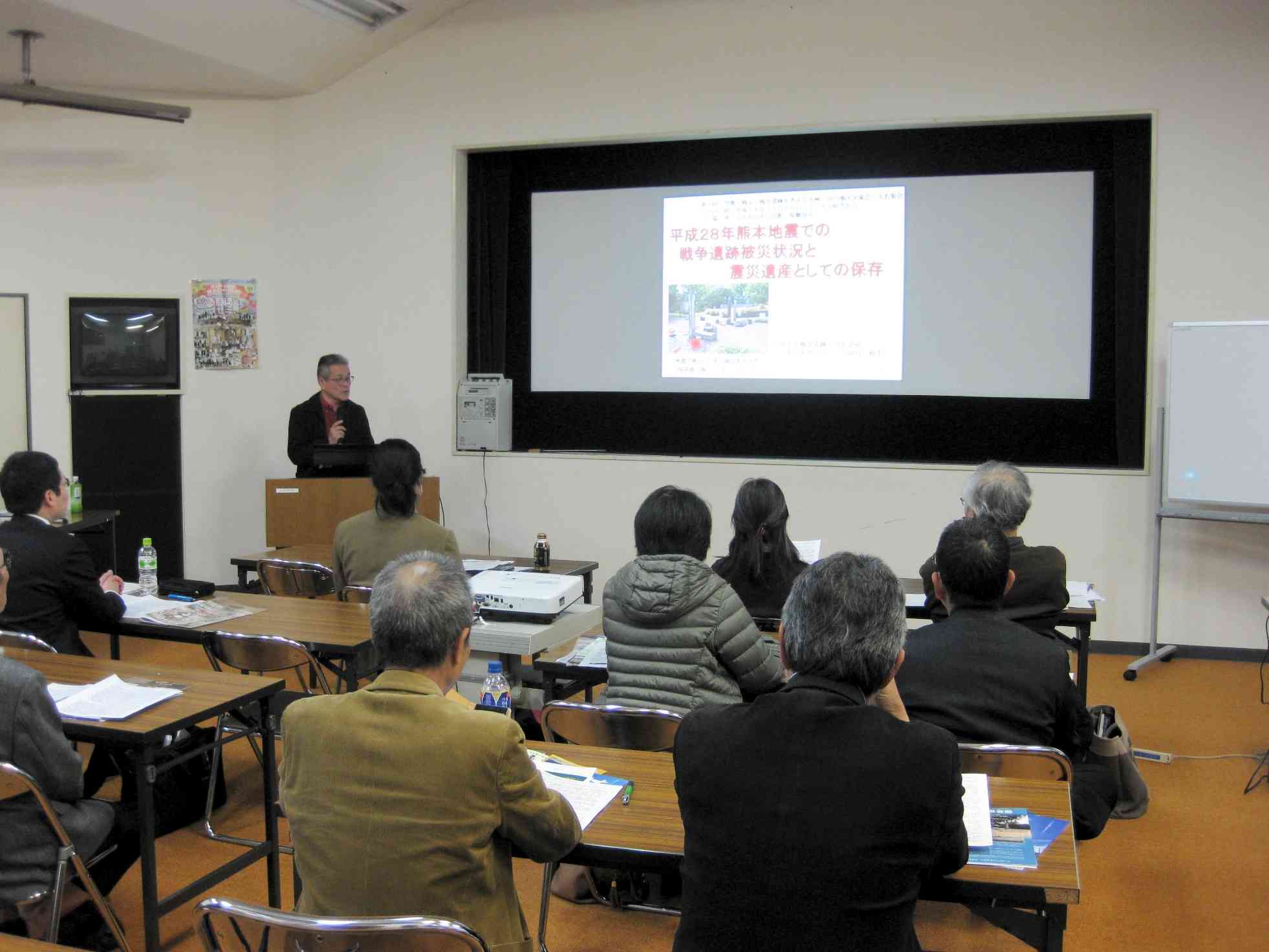 玉名市で開かれた「空襲・戦災・戦争遺跡を考える九州・山口地区交流会」で報告する筆者＝2016年11月