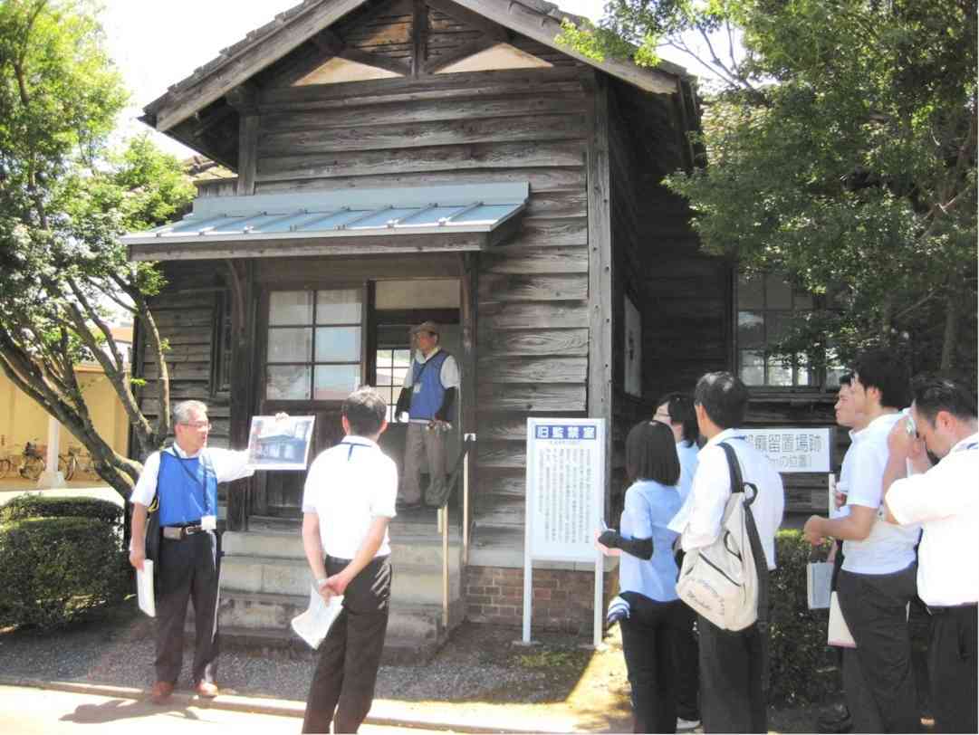 菊池恵楓園でボランティアガイドをする筆者（左端）　　　＝2014年8月