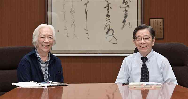 馬場朝子さん（左）と山室信一さん＝7月19日、熊本市中央区の熊日本社（谷川剛）