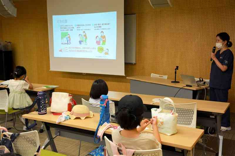 「くまSKIP」の出前講座で、小学生や高校生に熱中症などの危険性を伝える福水希梨医師（右）＝22日、菊池市