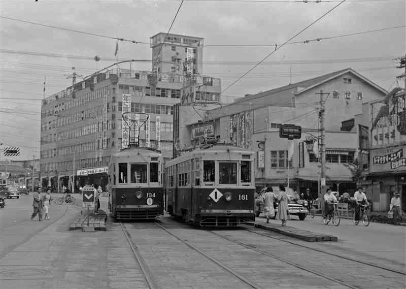 1957年ごろの通町筋電停一帯。停車している左の車両は「130型」。戦後導入した車両で、片側に三つの昇降口があった。運転士1人、車掌2人が乗務していたという＝熊本市手取本町