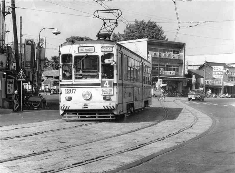 1969年ごろの広町電停付近。熊本電鉄藤崎宮前駅近くのS字カーブは、県道に今も残る。奥にはパチンコ店が見える＝熊本市南坪井町