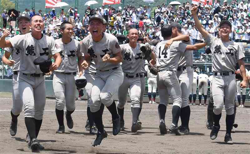 熊本大会で優勝し喜びを爆発させる熊本工の選手たち＝7月25日、熊本市中央区のリブワーク藤崎台球場（小野宏明）