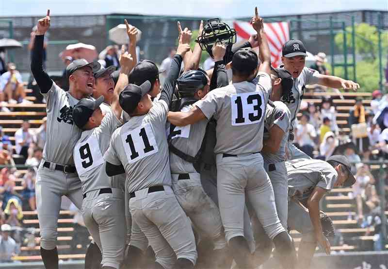 熊本大会で優勝し喜びを爆発させる熊本工の選手たち＝7月25日、リブワーク藤崎台（上杉勇太）