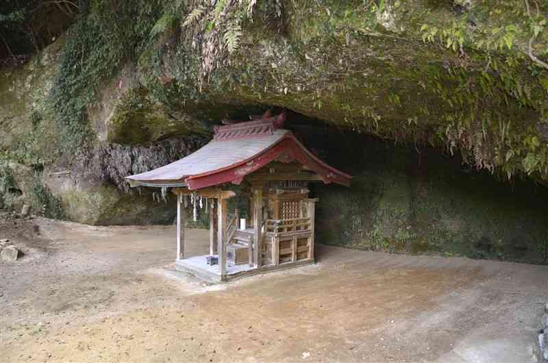 長崎県佐世保市の福井洞窟（佐世保市提供）