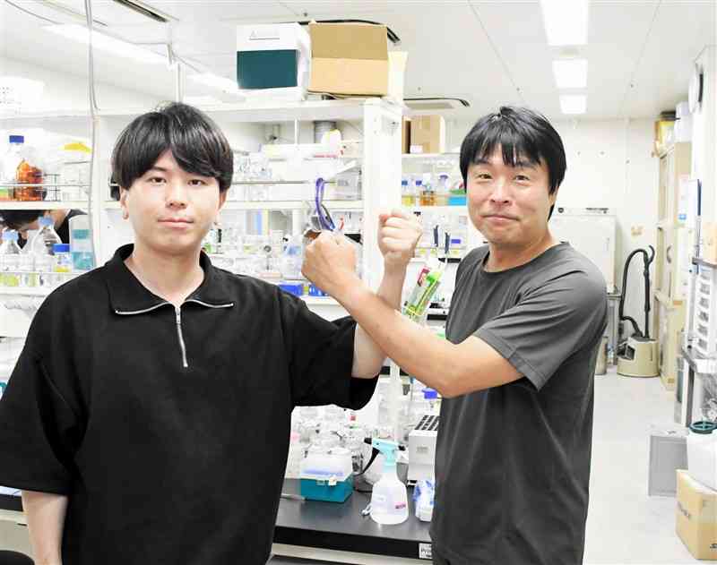 スーパーワームの共同研究に乗りだした古賀勇太朗さん（左）と熊本大生物環境農学国際研究センターの澤進一郎センター長＝7月23日、熊本市中央区