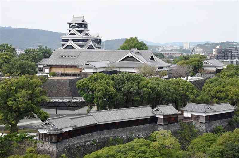 熊本市役所から見た熊本城手前の櫓群。左から田子櫓、七間櫓、十四間櫓、四間櫓、源之進櫓＝2021年、熊本市中央区